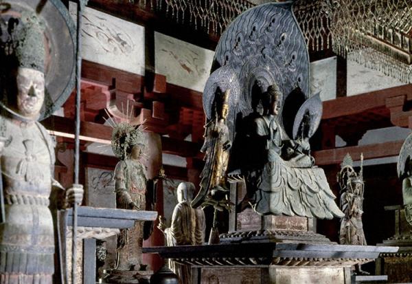 法隆寺金堂,中间为“释迦三尊像”(622年)、其两侧为毗沙门天和吉祥天立像(1078年),左一为“四天王”之一增长天像(飞鸟时代)。