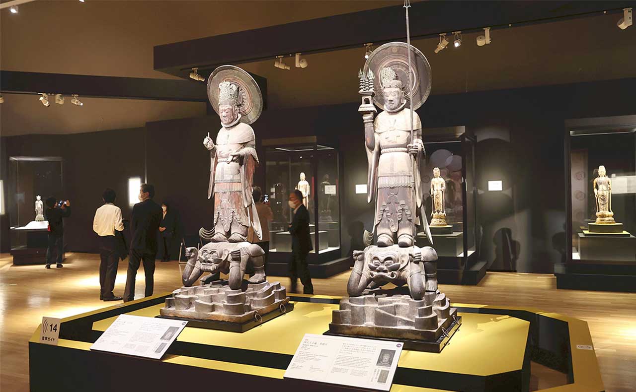日本国宝·四天王立像多闻天立像（右）和广目天立像，飞鸟时代·7世纪，奈良·法隆寺藏