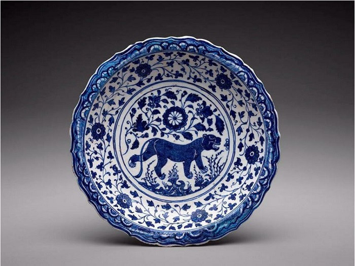 伊朗地区生产的青花“瓷”，其中的狮子形象在中国青花瓷中非常罕见，但整个的装饰纹样和构图布局与中国青花瓷非常相似。