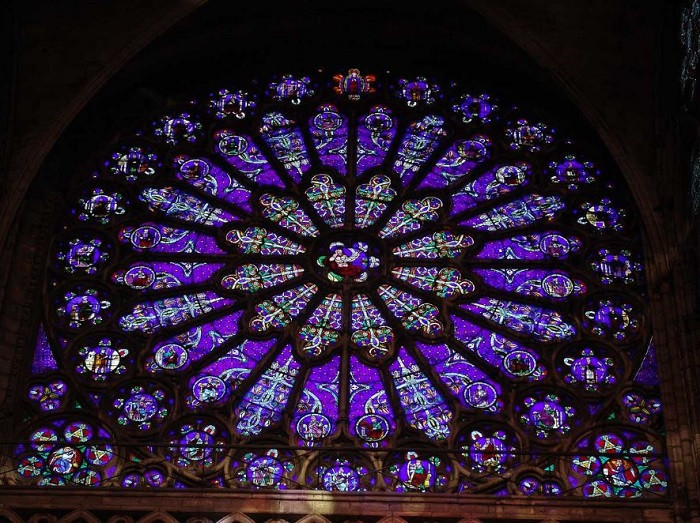 圣丹尼斯教堂的蓝紫色花窗，19世纪后期重新修复。