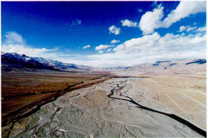 图一 帕米尔高原上的塔什库尔干河谷