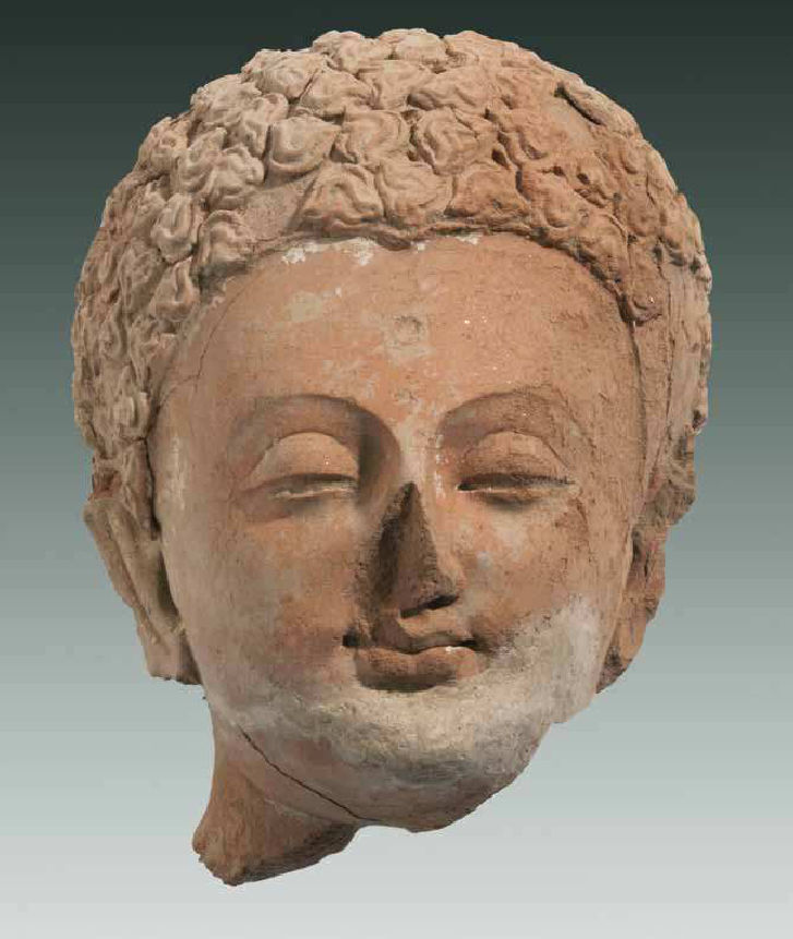 卷发、眉毛非常弯曲。 资料图