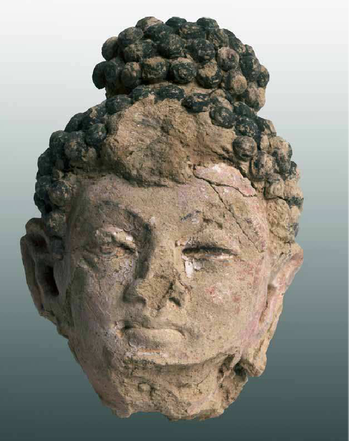 公元 4～7 世纪，佛陀头有黑色的短卷发，脸上有粉红色颜料。眼睛上方的一条细线，是眉毛。