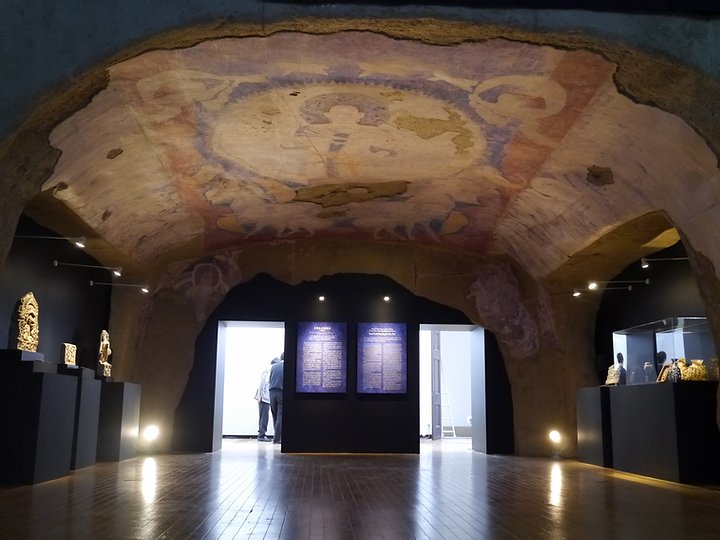 2016年，这批文物返回阿富汗前，在日本展览，图为复原的巴米扬大佛石窟壁画