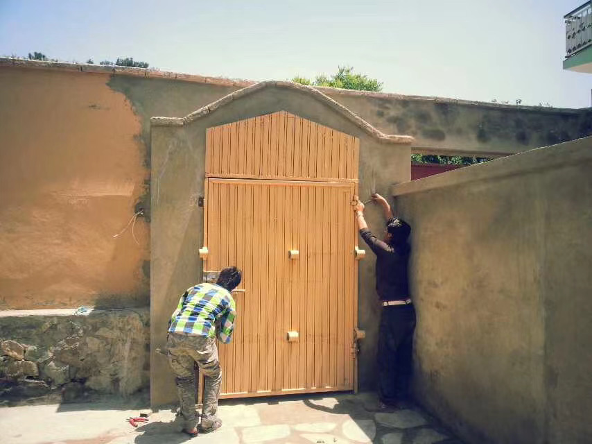 2014年,何平入住喀布尔一家旅社,店主正在为旅社装上大铁门。