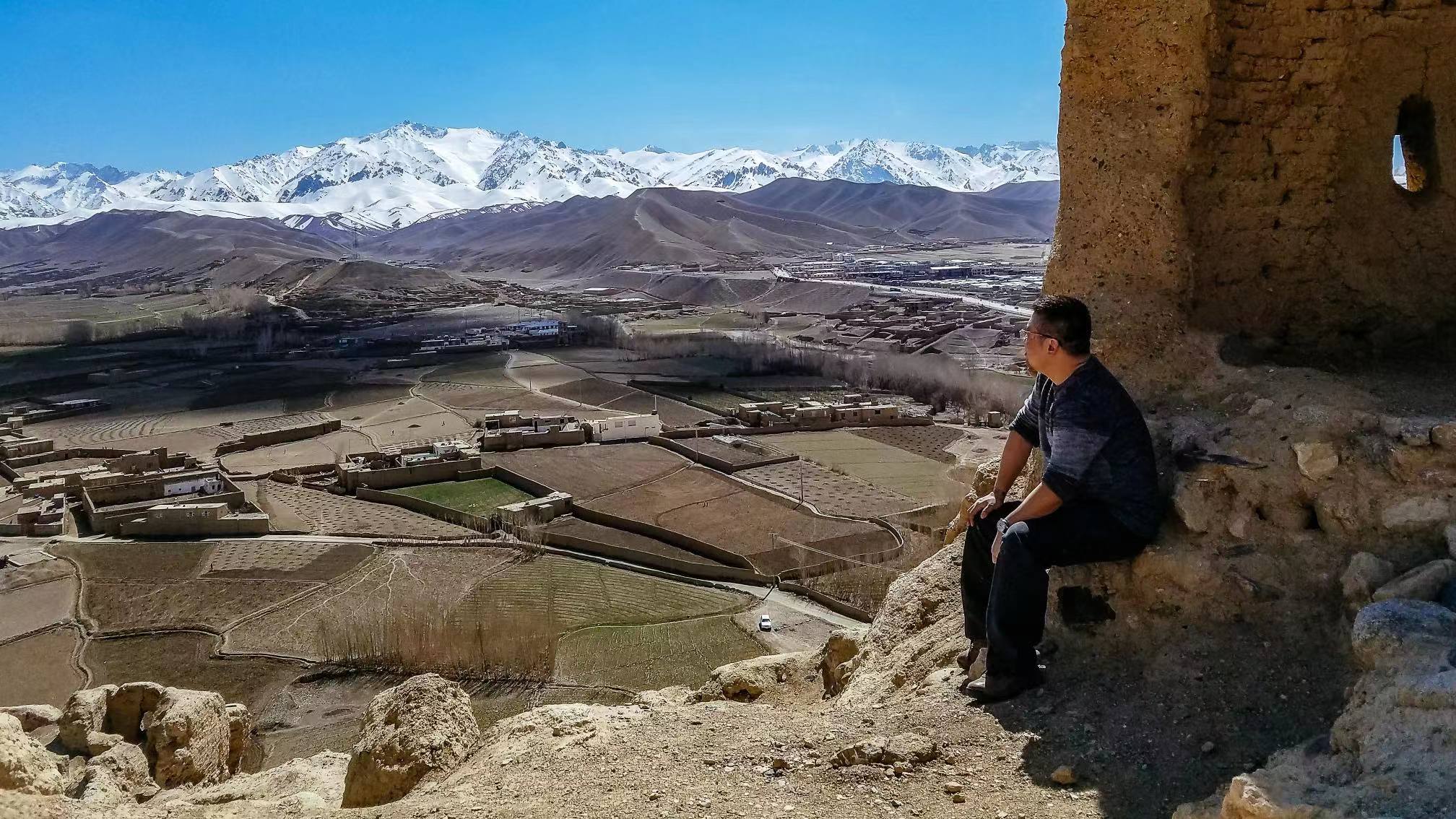 远眺巴米扬大佛附近村庄和雪山