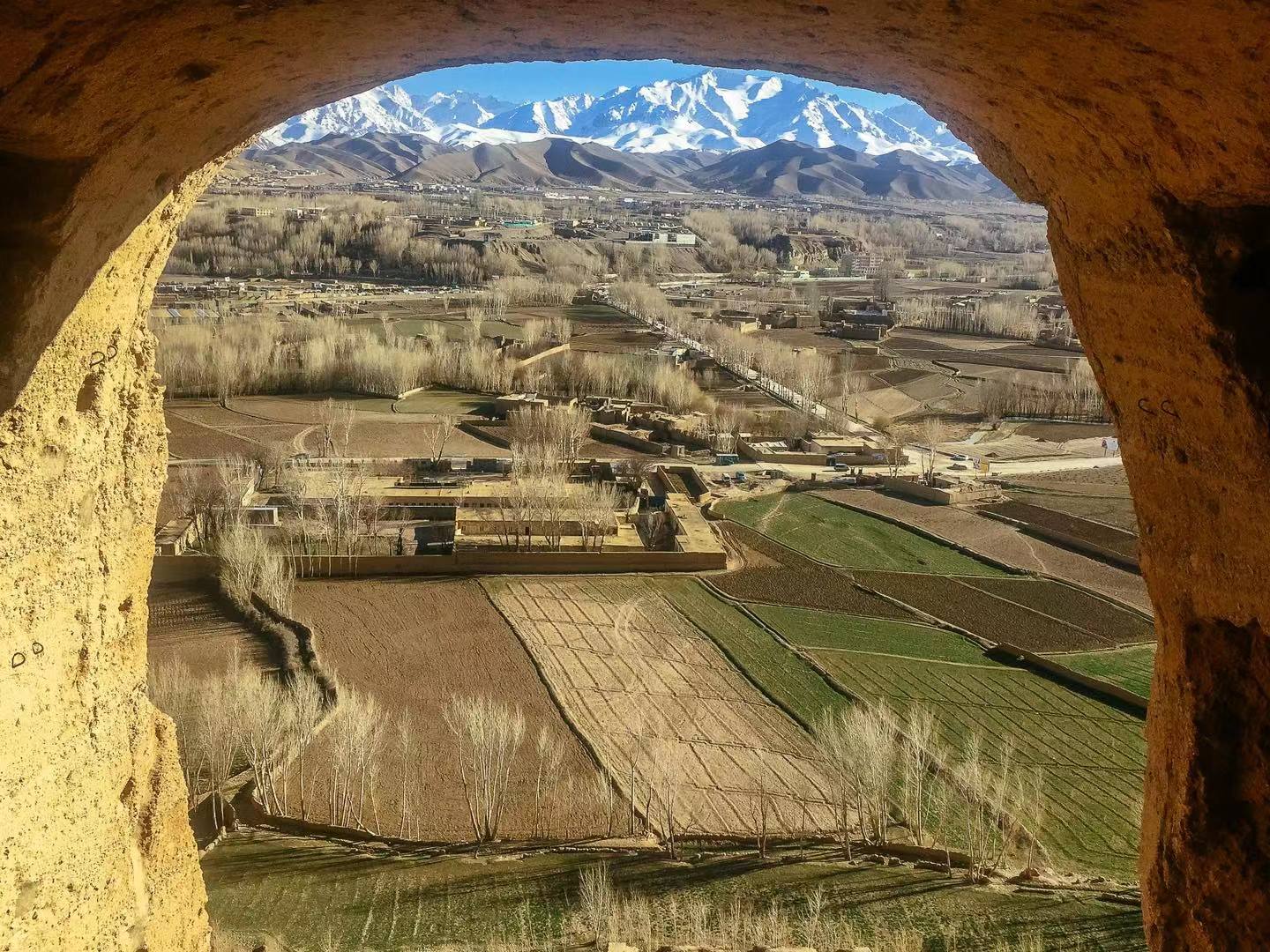 被炸毁的巴米扬大佛,其佛窟有凿出的石阶可供攀登,这张照片是从被毁佛像原顶部朝外拍摄的。