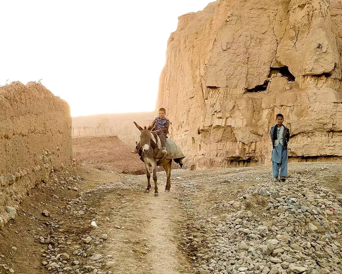 巴米扬大佛所在地区为哈扎拉人居住区,图为居住在附近村庄的孩子。