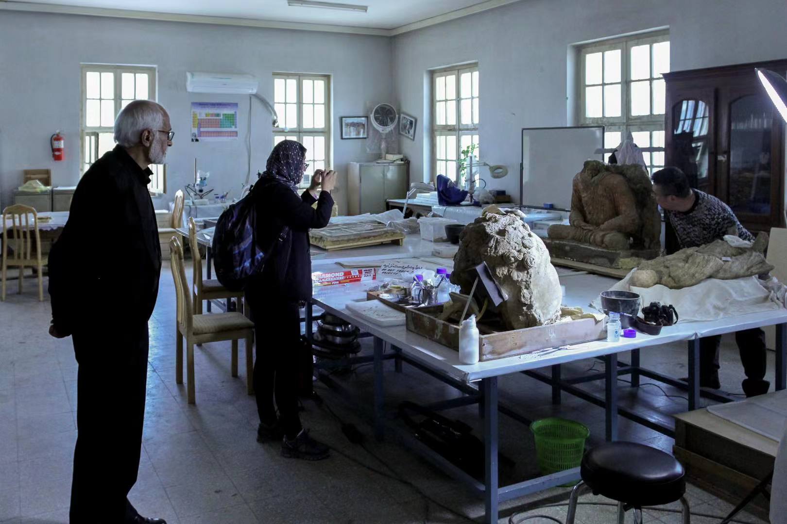 2017年参观喀布尔博物馆时,何平在文物修复室与这尊佛像合影。