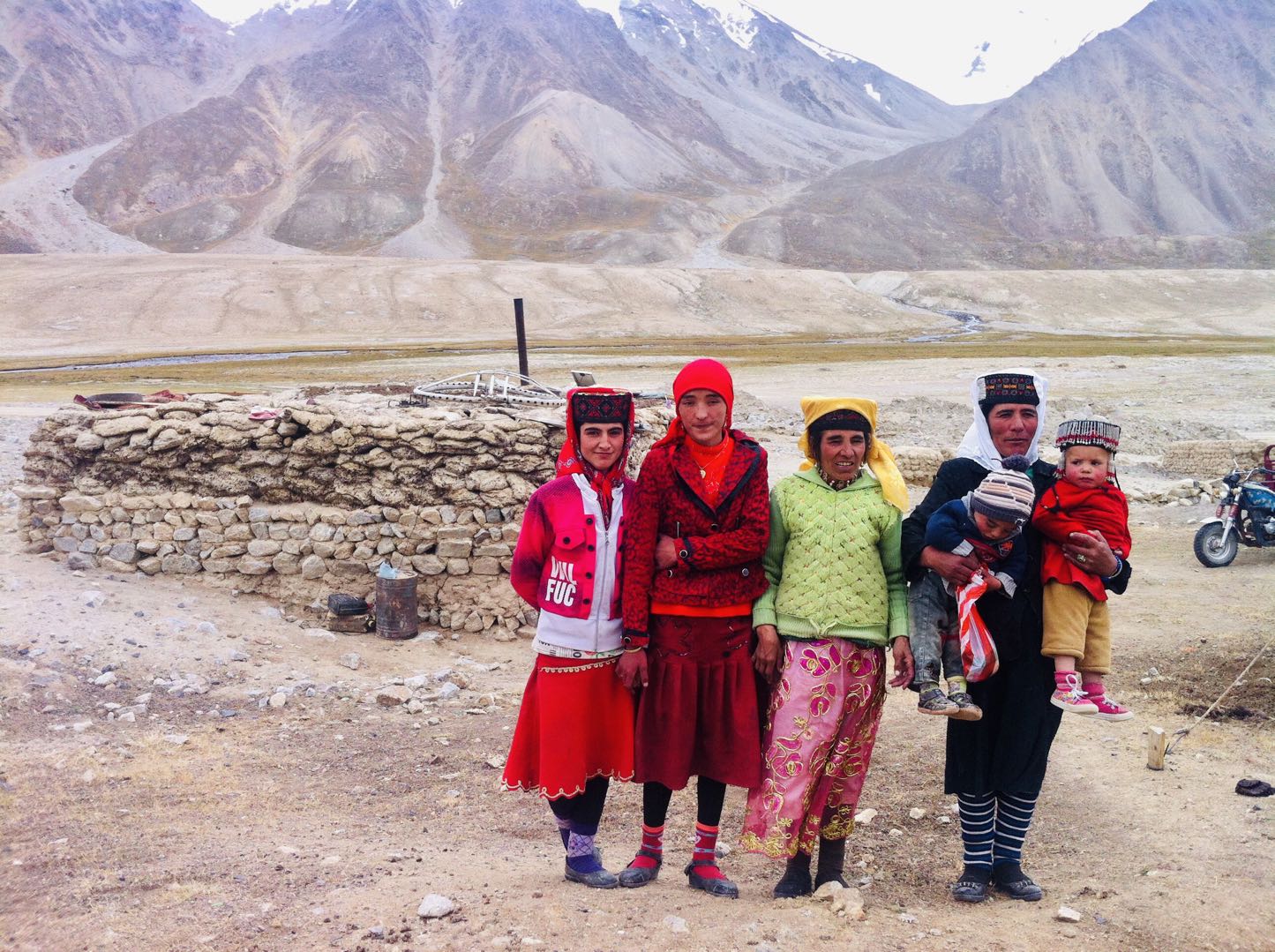 塔吉克族牧民布达奇一家在瓦罕走廊的夏季牧场小屋前合影。本文图片 澎湃新闻记者 赵昀