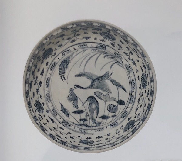 图17 15—16世纪 越南青花莲池芦雁图盘 大阪市立东洋陶瓷美术馆藏 