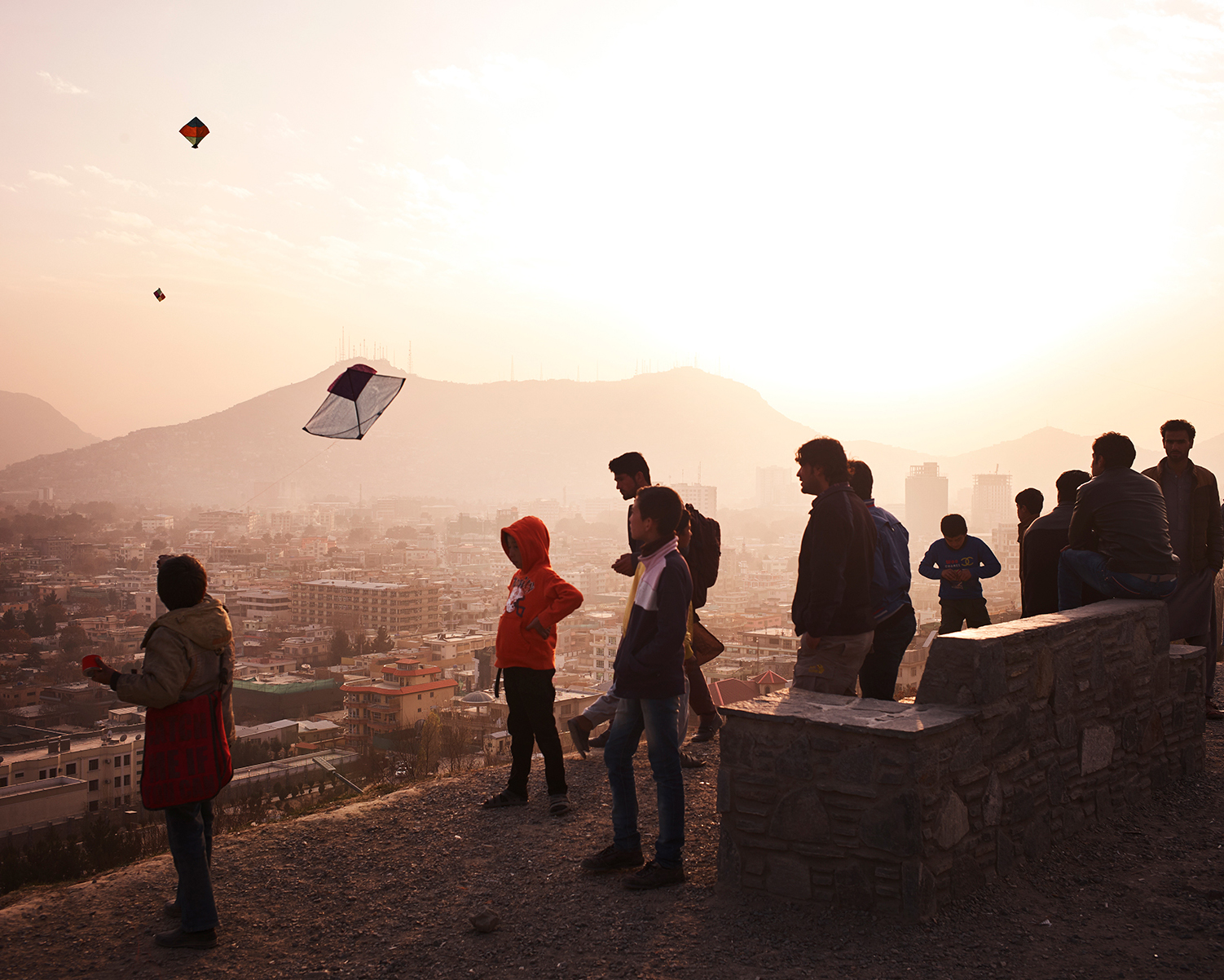 2016年12月，阿富汗喀布尔。冬日的时光，一些年轻人站在喀布尔国旗山上百无聊赖，还有小孩子放着传统的阿富汗风筝。