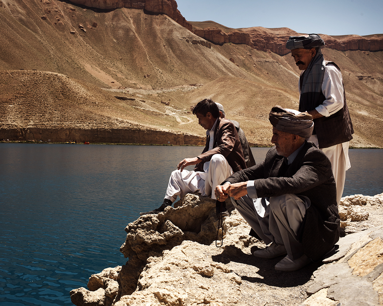 2018年，巴米扬班达米尔湖边的当地人。