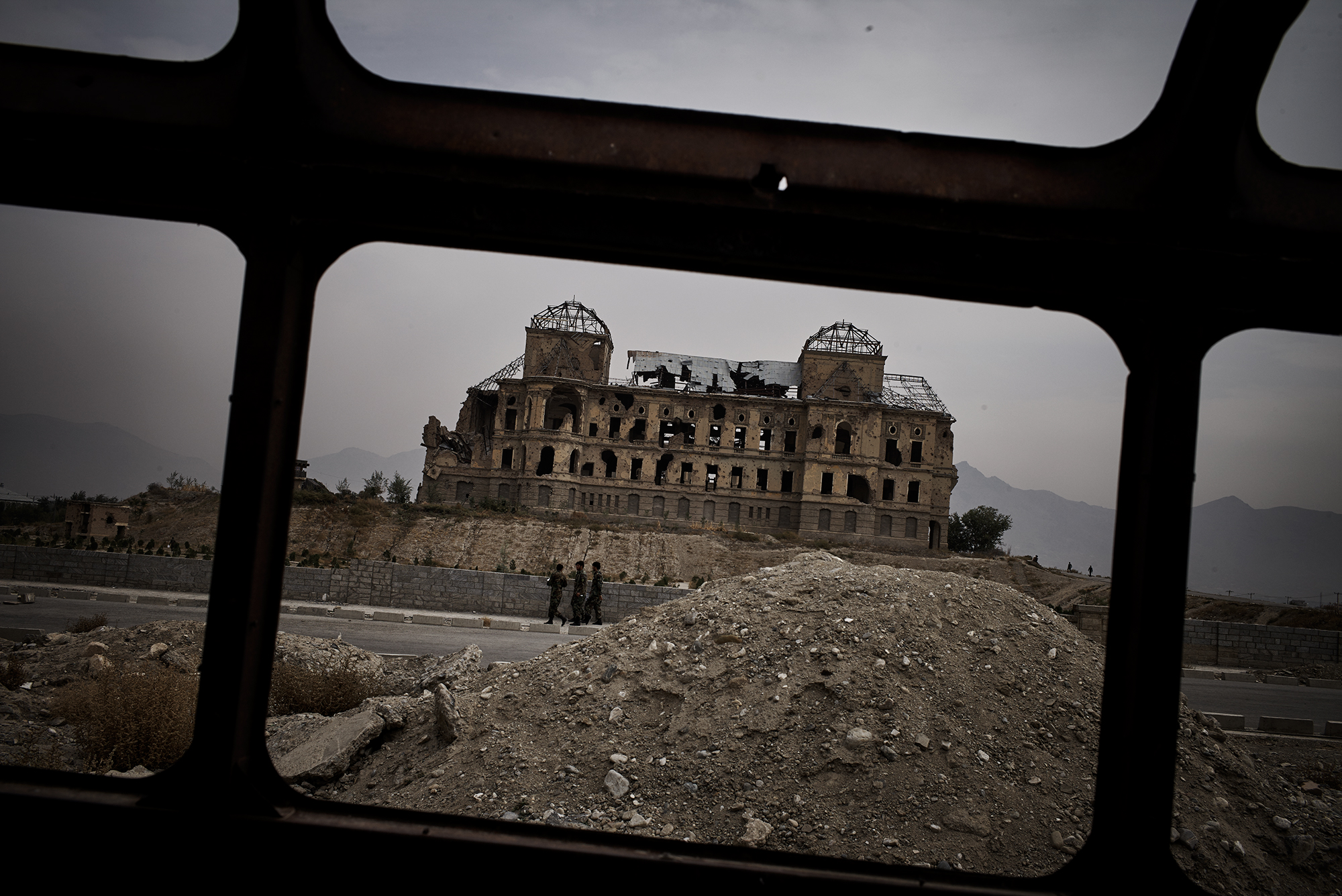 2015年，喀布尔的达鲁拉曼宫。经过两次焚烧和苏联坦克的炮轰，形成现在残垣断壁的样子。本文图均为 李亚楠 摄