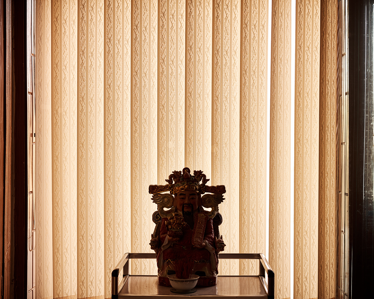 2018年，喀布尔中国饭店内，红姐在楼上的位置摆了一座财神爷。