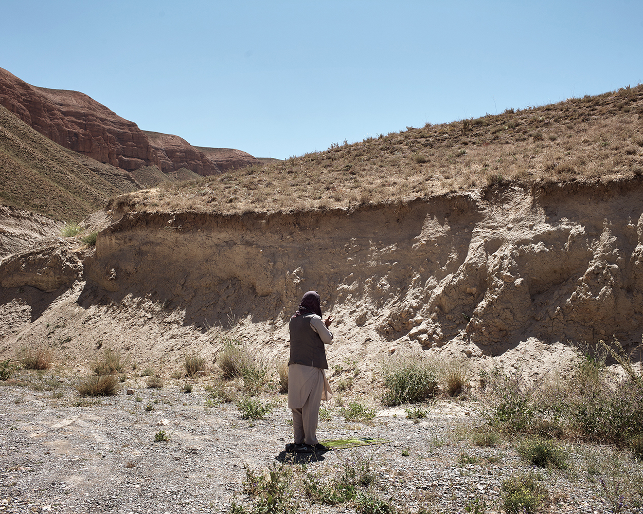 2018年，巴米扬的一处荒地，我们的哈扎拉司机在午后进行礼拜。