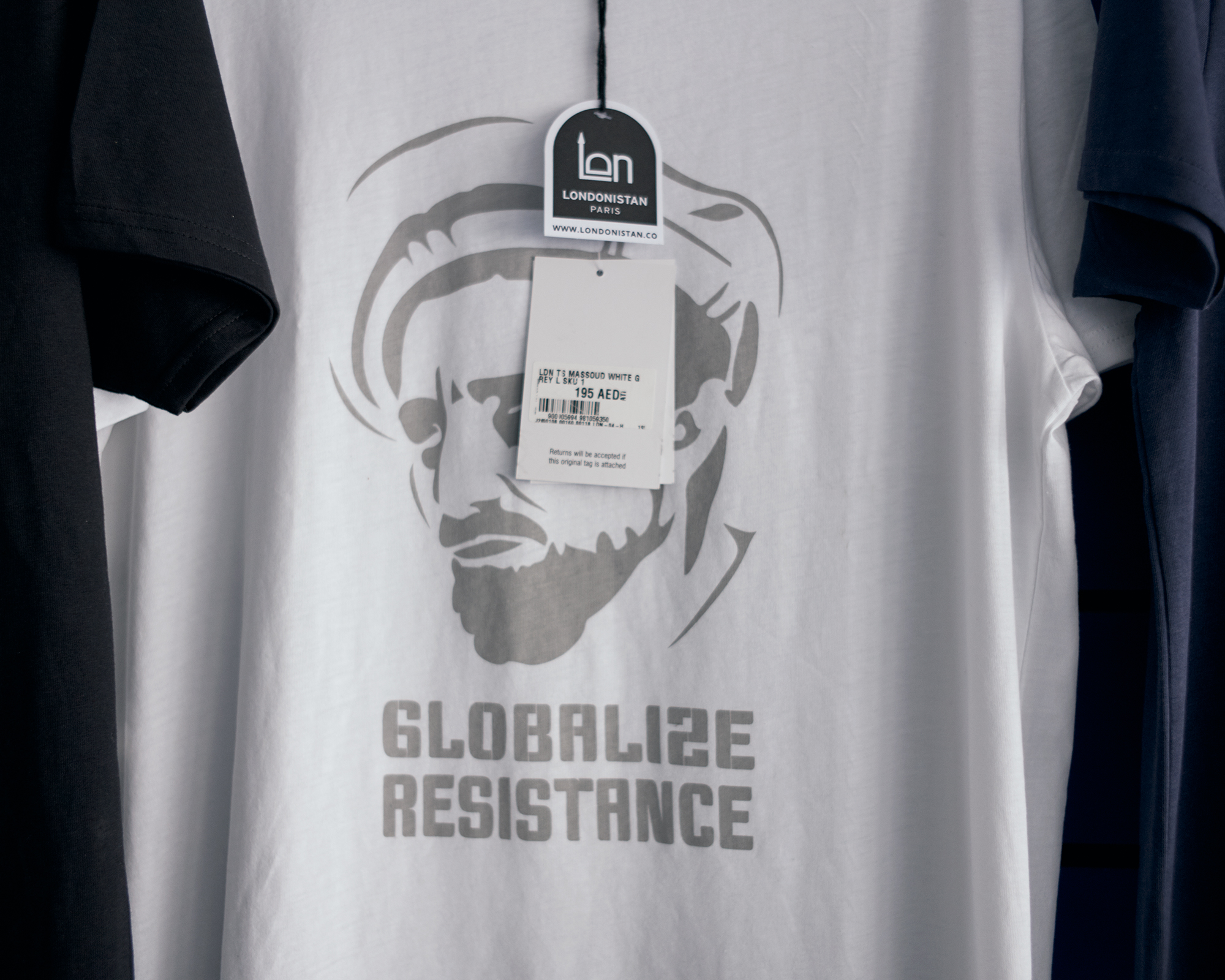 2019年，潘杰希尔马苏德坟墓周边的小卖部悬挂着印有马苏德头像的T恤衫。本文图均为 李亚楠 摄