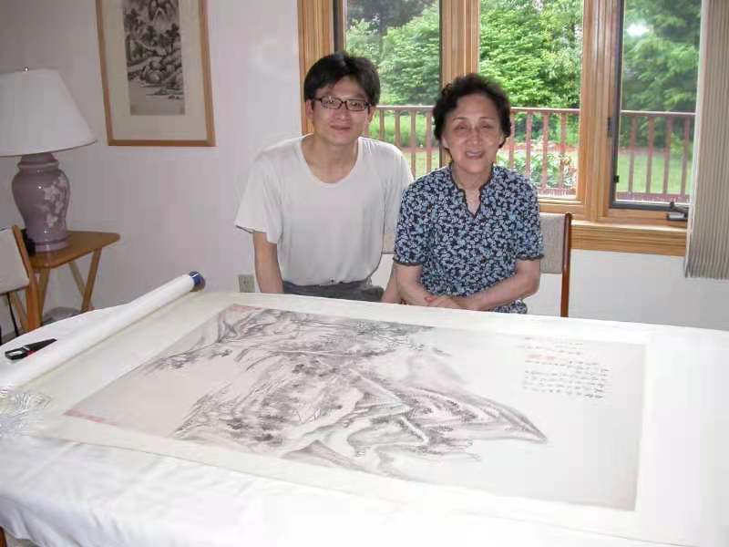 本文作者之一的凌利中(左一)与钟银兰(左二)