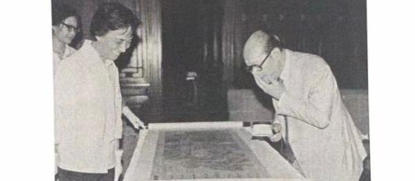年轻时的钟银兰（左二）在鉴赏古代书画