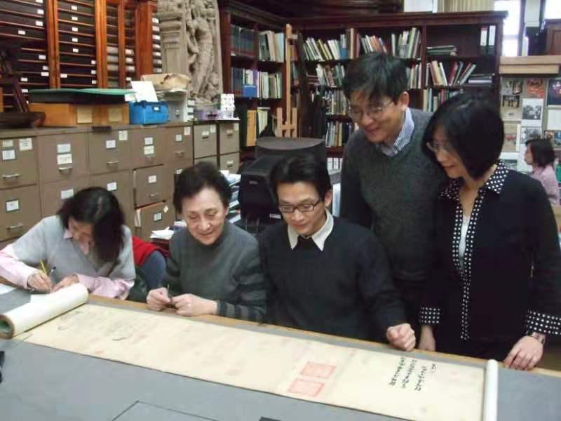 钟银兰（左二）与学生在鉴赏古代书画
