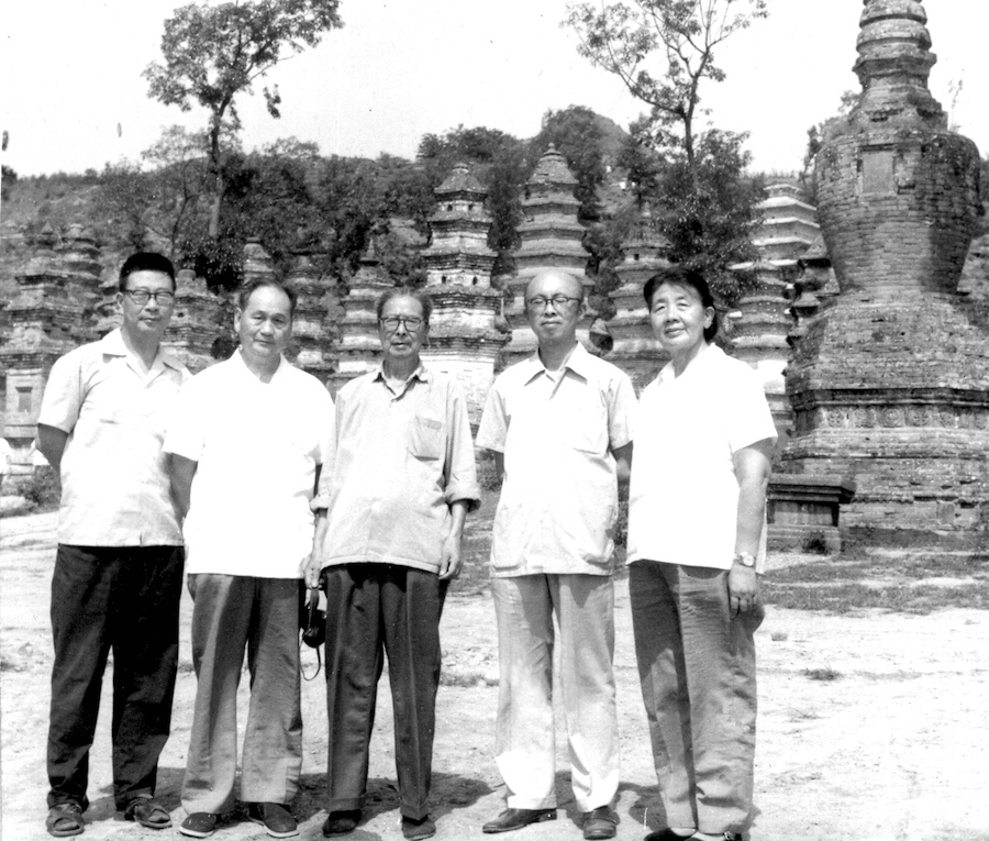 1982年施先生与友人在登封访碑（杨华松摄）
