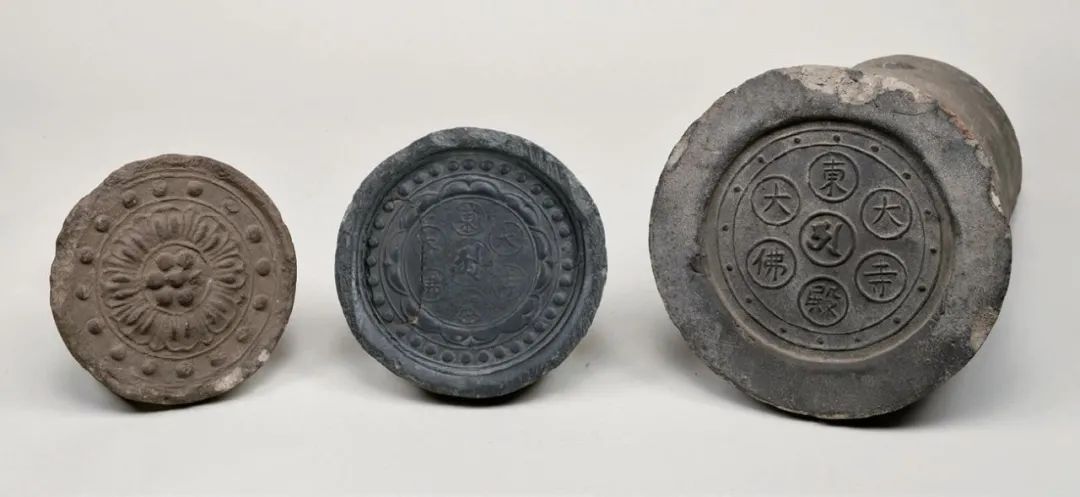 左一:复瓣莲花纹瓦当 左二:12-13世纪的梵字“阿”及“东大寺大佛殿”铭瓦当 左三:1688-1704年的梵字“阿”及“东大寺大佛殿”铭瓦当
