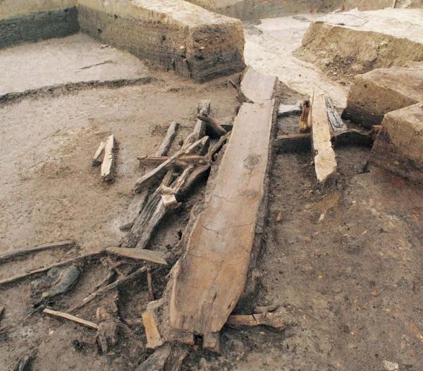 图一 跨湖桥独木舟