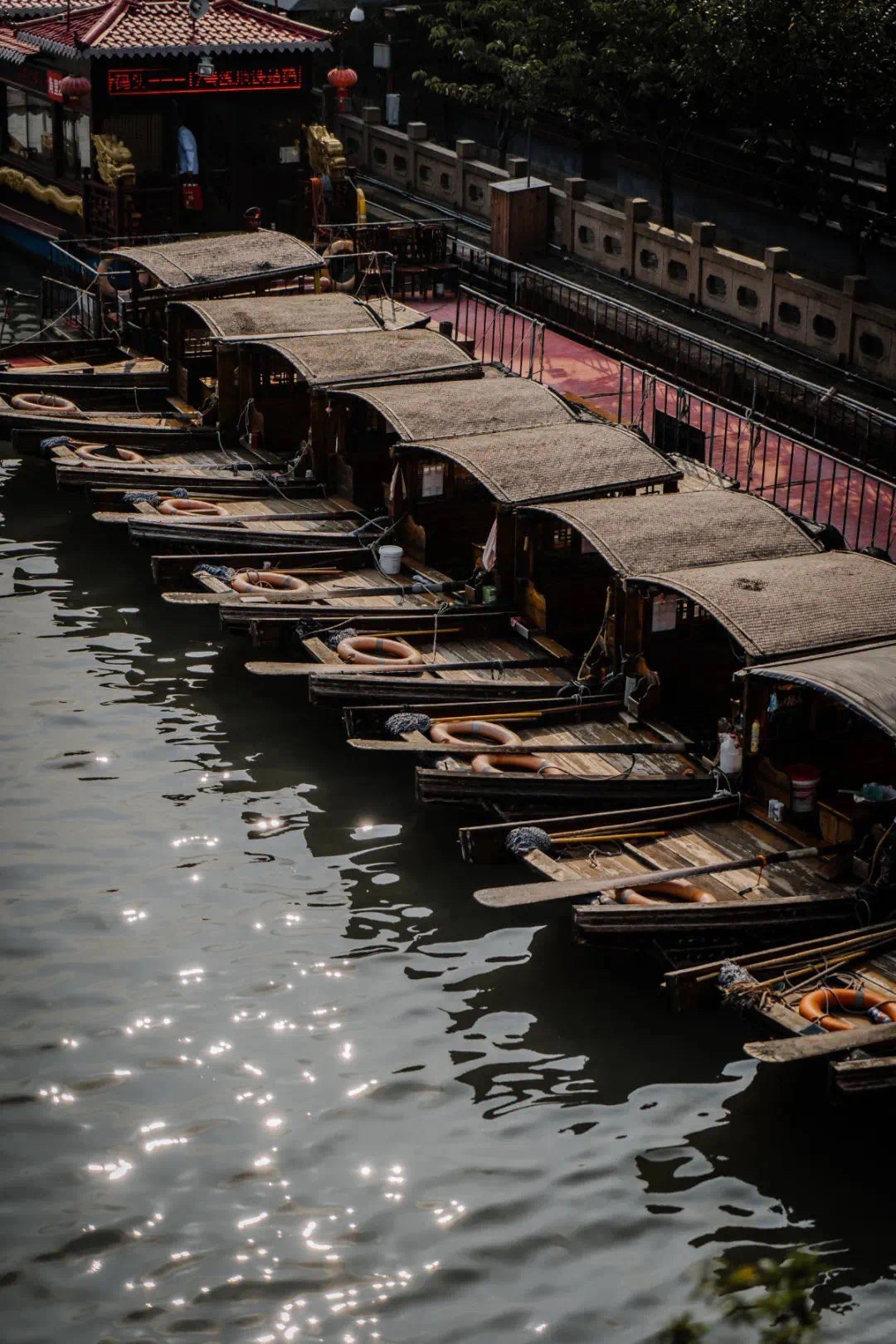 朱家角古镇水边的游船