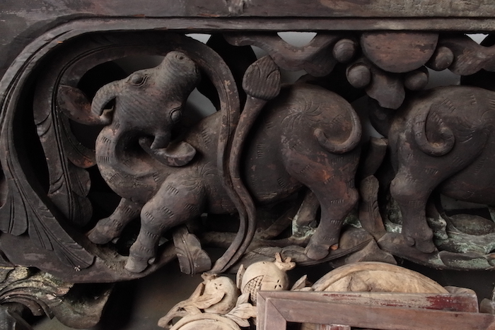 修缮后的珠浦电灯厂内陈列的木雕