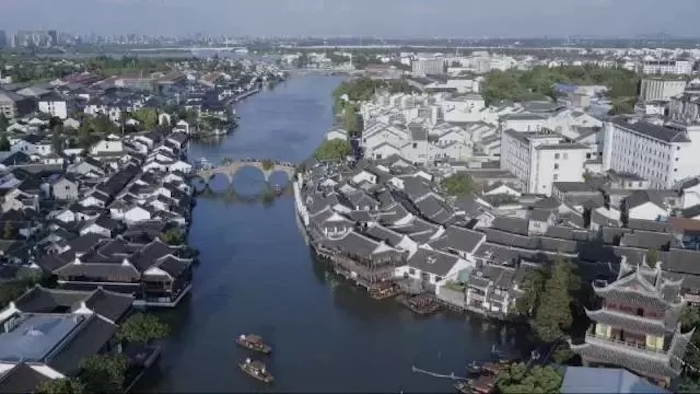 以放生桥为界，朱家角古镇两边的风貌