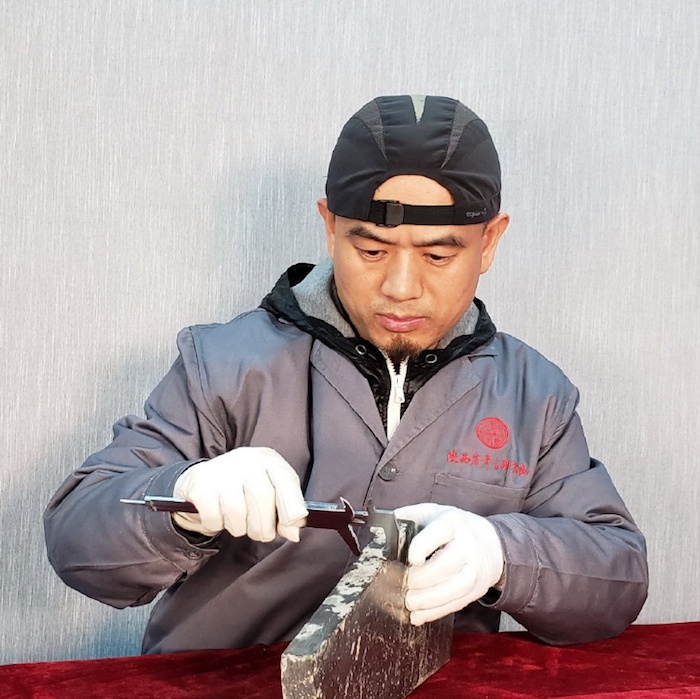 王清雷在陕西澄城刘家洼遗址研究编磬
