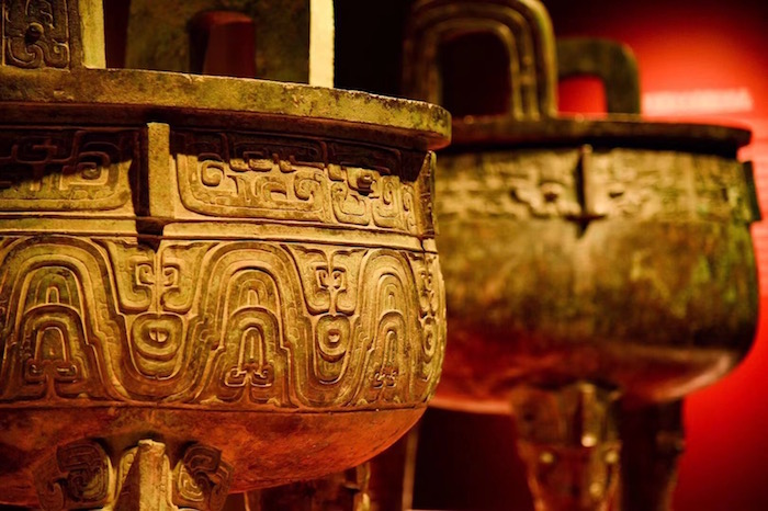 “鼎盛千秋——上海博物馆受赠青铜鼎展”展览现场，大克鼎与大盂鼎