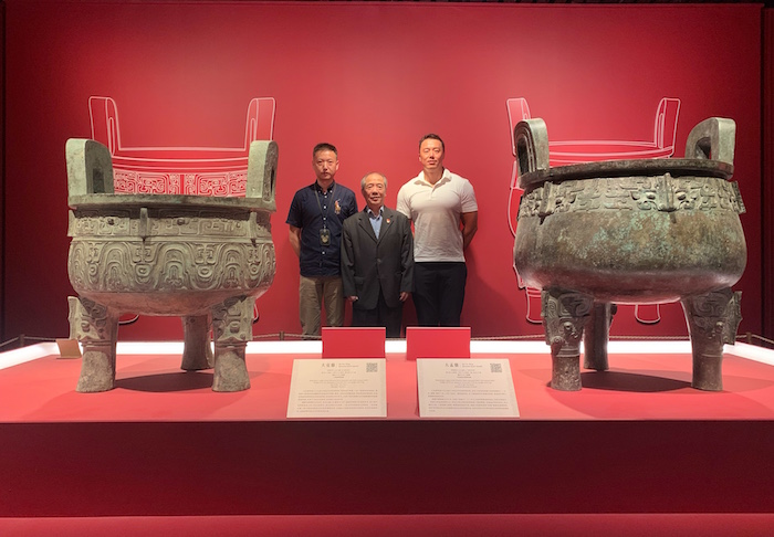 黄仁生（中）与学生张珮琛（右）、陆耀辉（左）在展厅内的合影