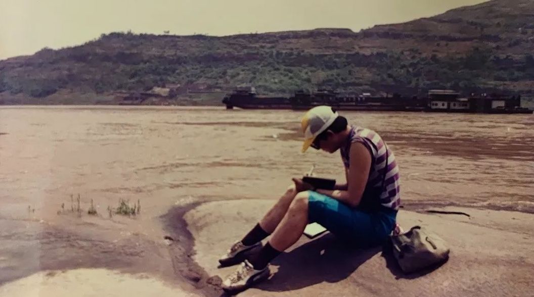 1992年考古队员在三峡库区做考古调查