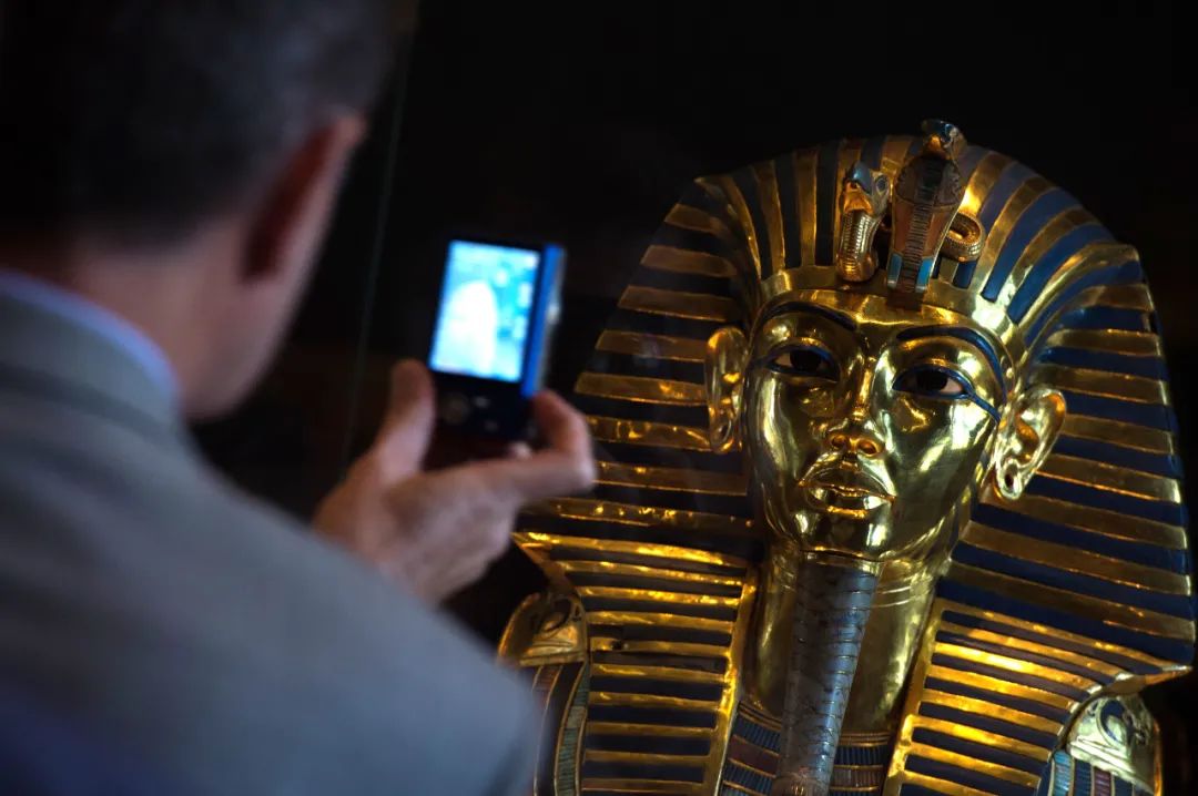 2015年12月18日，一名参观者在埃及博物馆内拍摄图坦卡蒙黄金面具。新华社记者 孟涛 摄