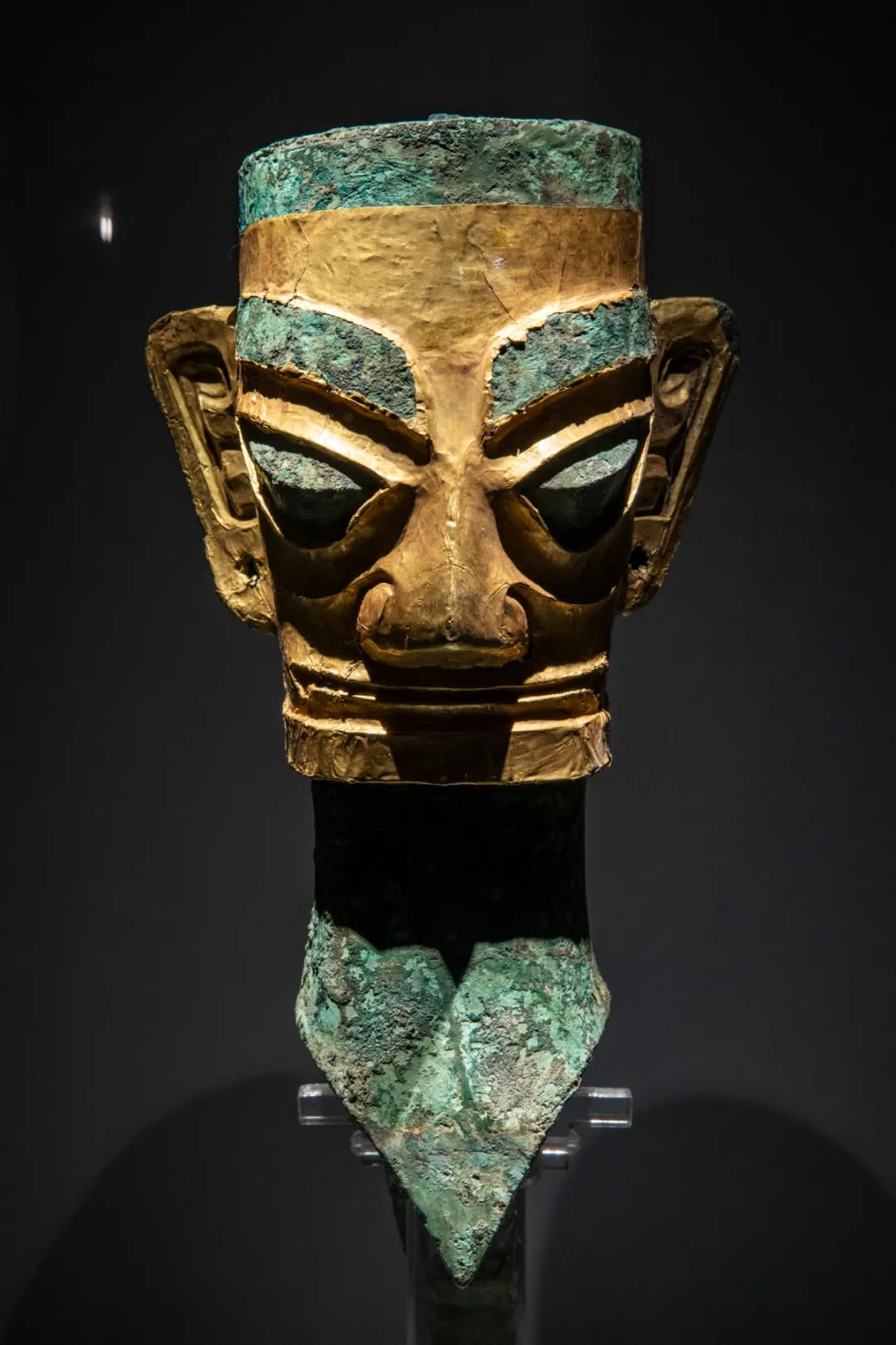 这是在三星堆博物馆拍摄的“戴金面罩青铜人头像”（3月5日摄）。该文物于1986年从三星堆2号“祭祀坑”出土。新华社记者 沈伯韩 摄