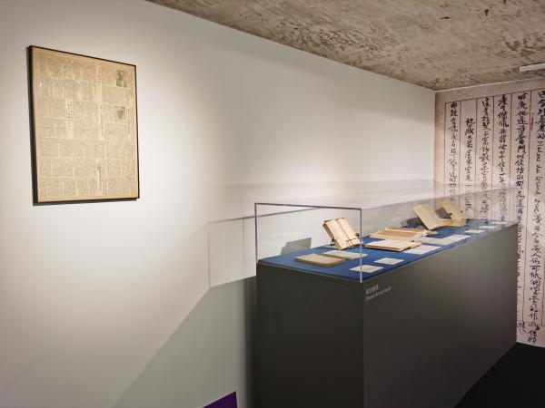 展览以文献资料的形式呈现，左上为1952年刊载梁思成文章的《人民日报》