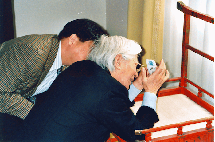 2002年3月,陈克伦与汪庆正先生(右)一起在日内瓦鲍尔文物馆考察成化斗彩。