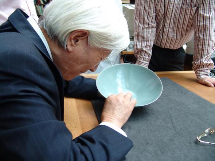 2004年7月,陈克伦与汪庆正先生一起在伦敦大英博物馆考察“亚历山大”碗