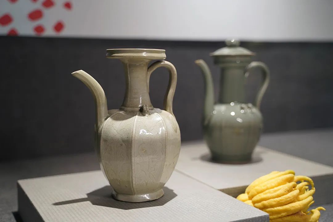 北宋龙泉青瓷执壶VS当代制瓷艺人作品
