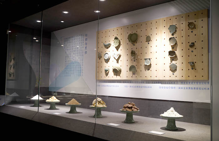 展览现场 标本墙与制釉原料展示