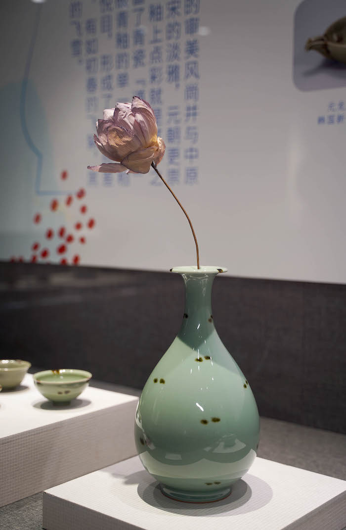当代龙泉青瓷点彩玉壶春瓶