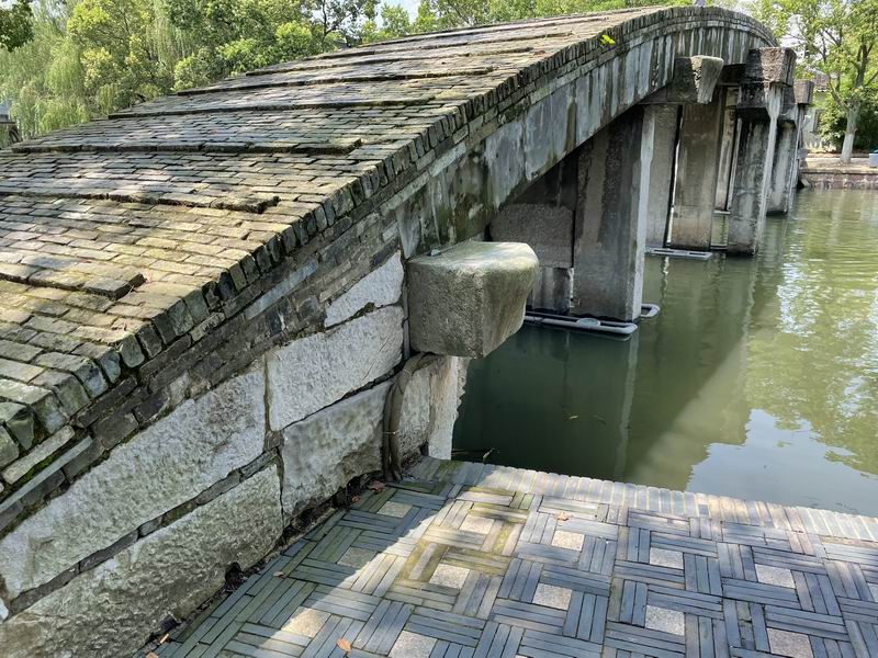 金泽古镇 碧波上缓缓行驶的小船