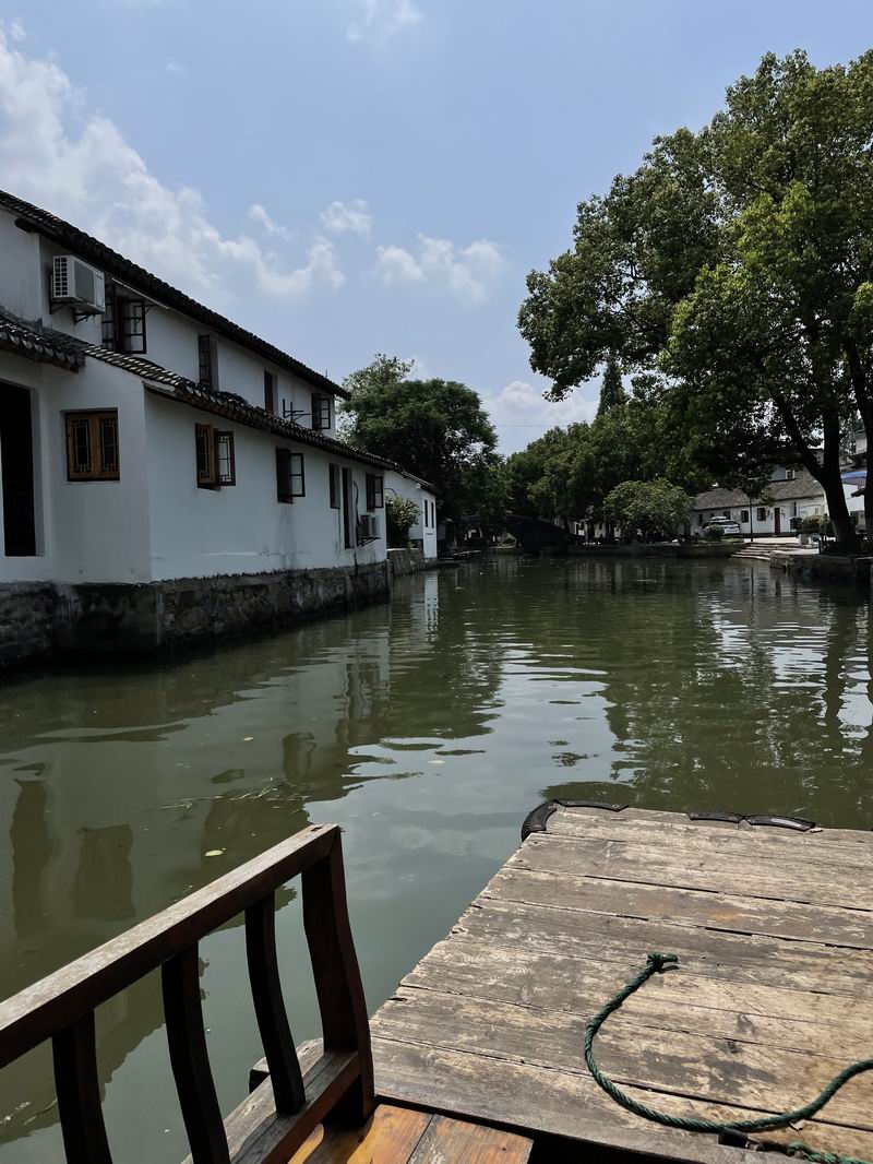 金泽古镇 正在家门口打盹的老人