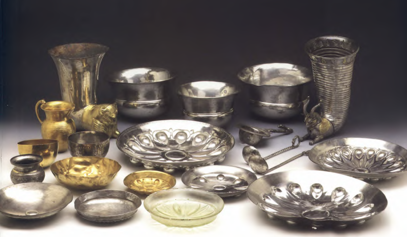 图2 古波斯王室风格的酒器（金、银、水晶、玻璃）（图片来源：Curtis&Tallis,Forgotten Empire, p.105, fig.45）