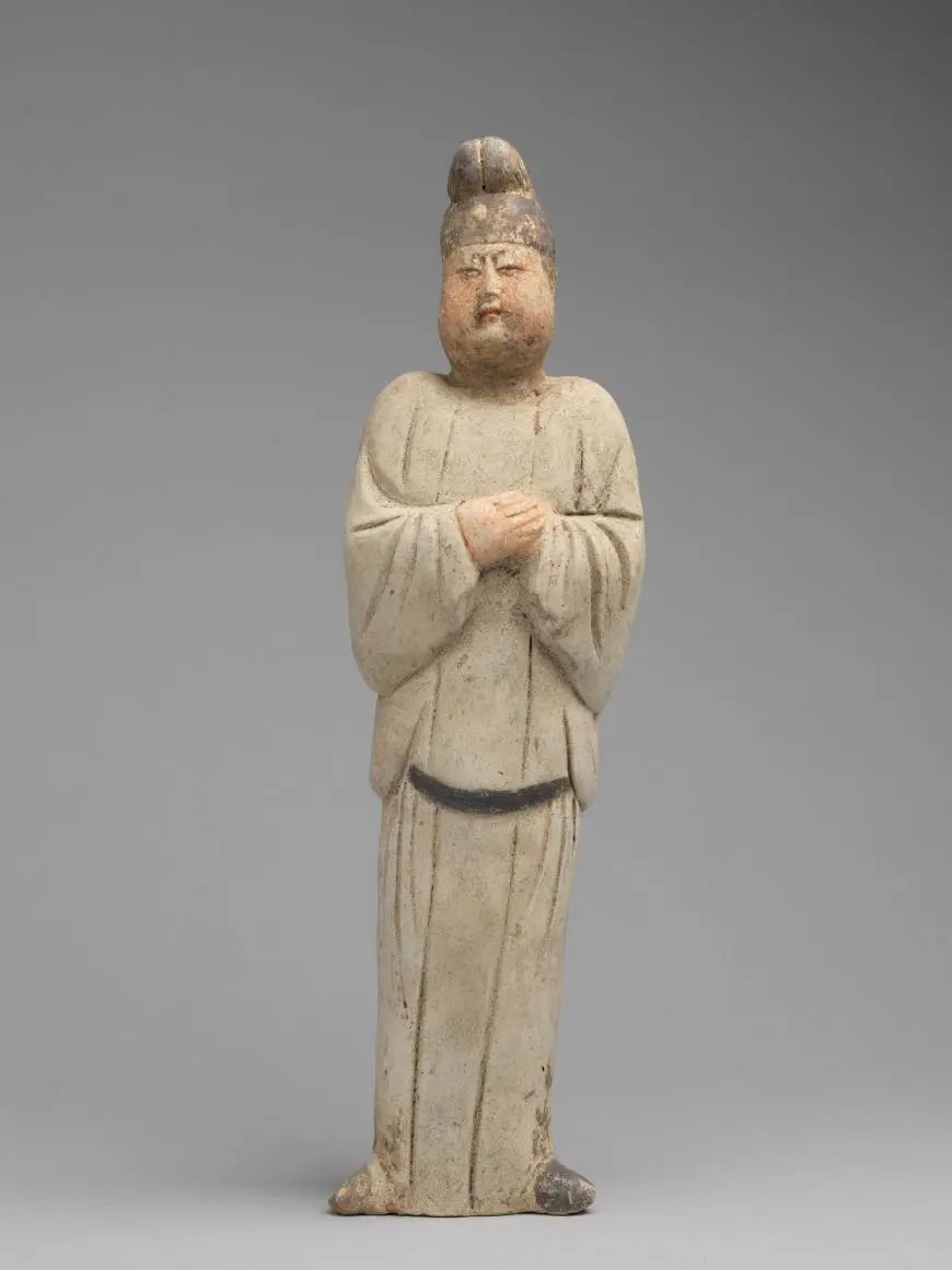 男装拱手女立俑,唐,高35厘米,宽10厘米,2016 年西安市文物局稽查队移交,西安博物院藏