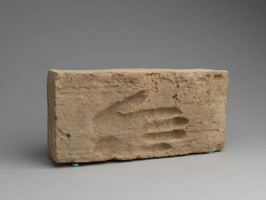 手印砖，唐，长 35.2 厘米 , 宽 17 厘米 , 厚 6 厘米，西安博物院旧藏