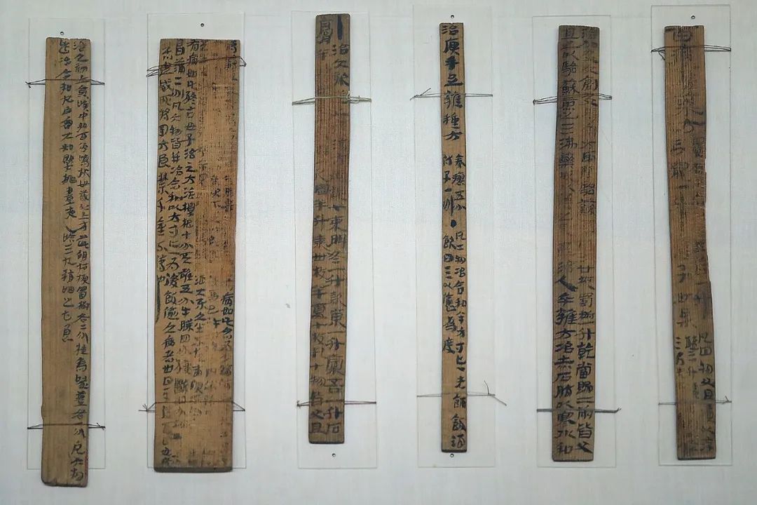 《治百病方》木牍六枝 东汉  甘肃省博物馆藏