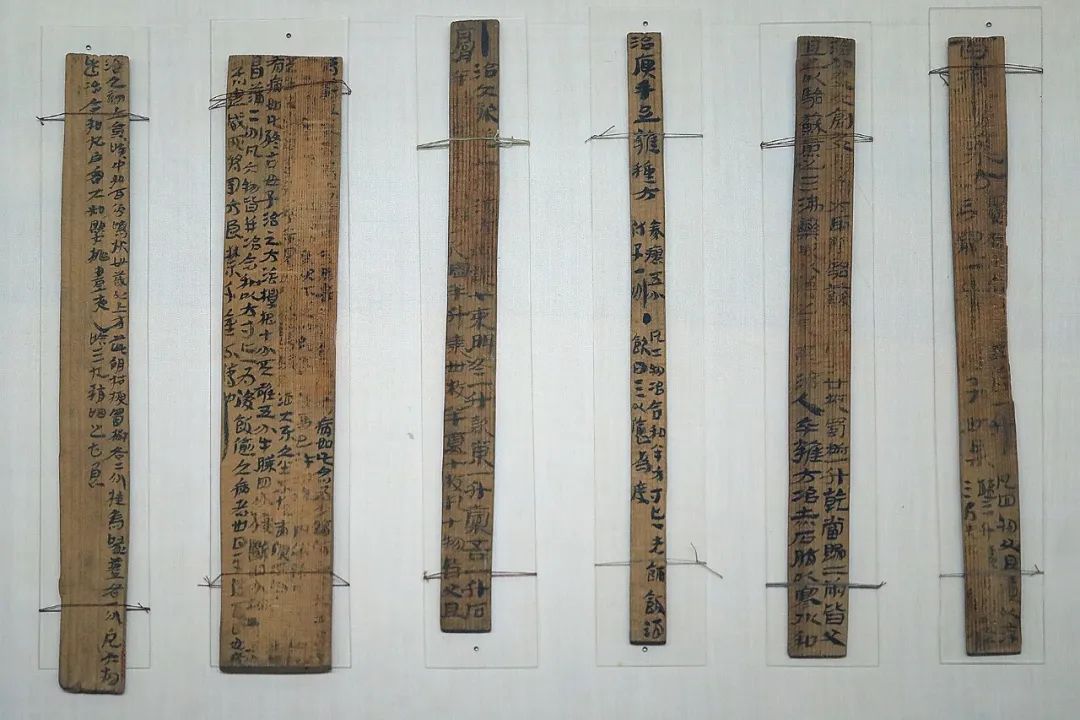 《治百病方》木牍六枝 东汉 甘肃省博物馆藏