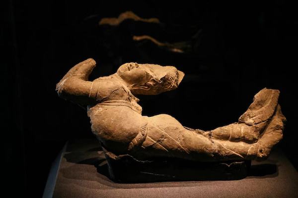 飞天,国家二级文物,唐(618~907年),长48、宽23.5、厚9厘米,1953年由青岛海关移交; 该飞天双手向前,身躯呈L形,腰身柔软,帔巾飘举,体态优雅,当属盛唐时期作品。20世纪30年代被盗。